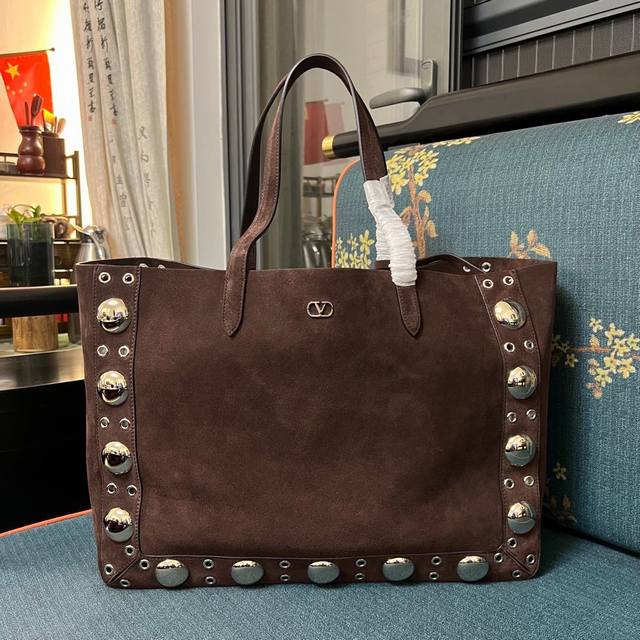 型号: 大号 Garavani Nellcte 小牛皮大号手袋，饰以球状铆钉和圆形镂空装饰。此款包袋可手提，亦可通过提手舒适地肩背。 镀钯金属配件 小号金属 V