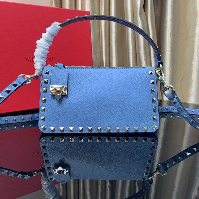 型号 2047 Garavani Rockstud 小号粒面小牛皮斜挎包,标志性的钩扣开合设计经重新诠释，止挡拉链拉头 金属工艺效果处理铆钉和配件 双重开合