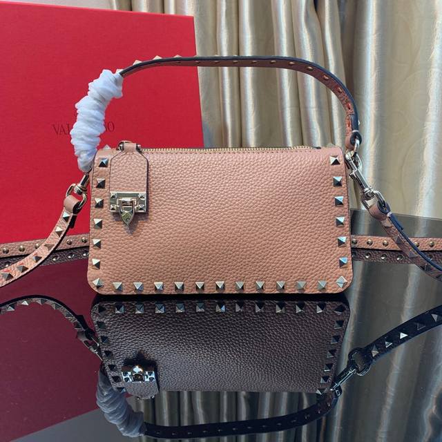 型号 2047 Garavani Rockstud 小号粒面小牛皮斜挎包,标志性的钩扣开合设计经重新诠释,止挡拉链拉头 金属工艺效果处理铆钉和配件 双重开合 型号 2047 Garavani Rockstud 小号粒面小牛皮斜挎包,标志性的钩扣开合设计经重新诠释,止挡拉链拉头 金属工艺效果处理铆钉和配件 双重开合