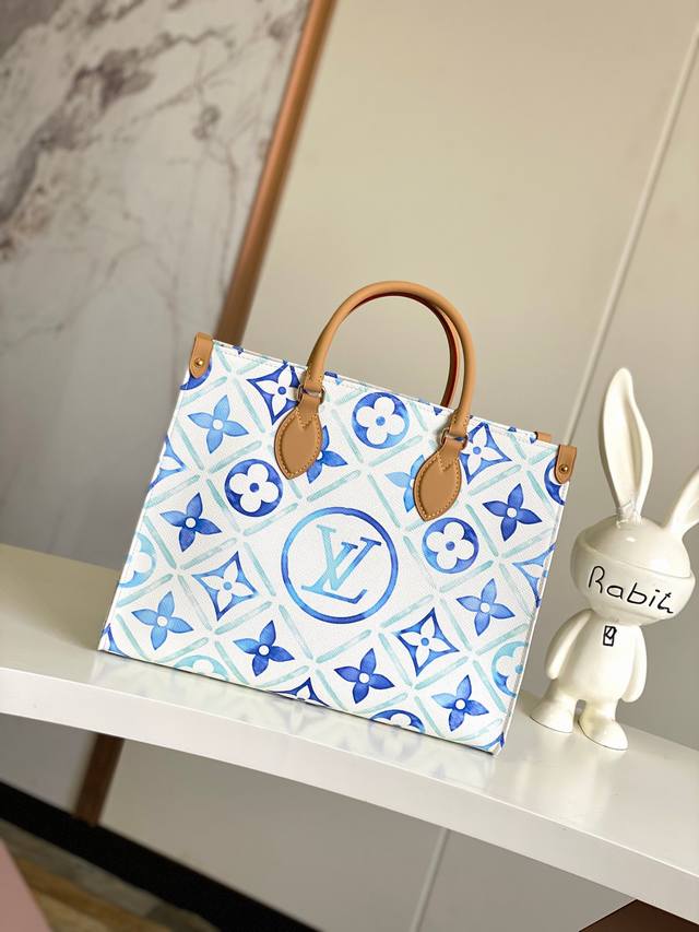 出厂价P 海原外单 独实家拍 动态芯片版 M11262蓝色 M11265粉色 本款 Onthego 中号托特包以 Monogram Tiles 帆布展现水彩效果