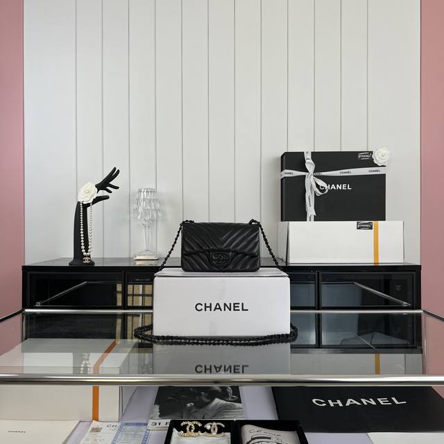 升级版白金版 正品级 香奶奶百年经典款Cf2.55 v线格羊皮全钢浅金浅银金属 Cf2.55系列非常有女性优雅气质 具备Ch Nel Cf的性感魅力 经典百搭号