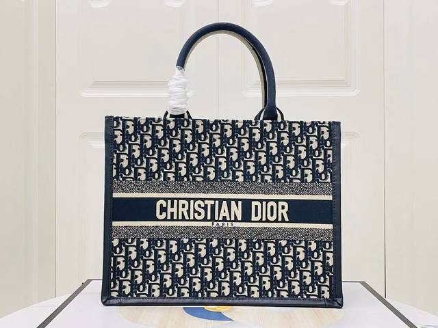原单粗线面料配牛皮 Dior Book Tote 托特包灵感来自创意总监玛丽亚嘉茜娅蔻丽 Maria Grazia Chiuri 是体现 Dior 审美的主打产 原单粗线面料配牛皮 Dior Book Tote 托特包灵感来自创意总监玛丽亚嘉茜娅蔻丽 Maria Grazia Chiuri 是体现 Dior 审美的主打产