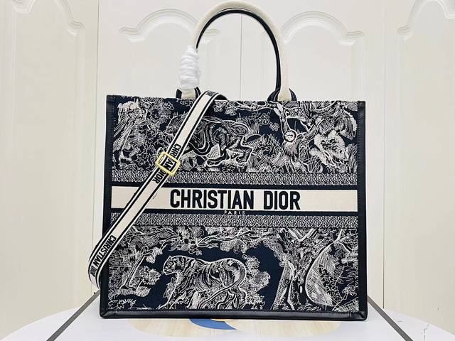 原单二零二四早春款 Dior Book Tote 托特包灵感来自创意总监玛丽亚嘉茜娅蔻丽 Maria Grazia Chiuri 是体现 Dior 审美的主打产