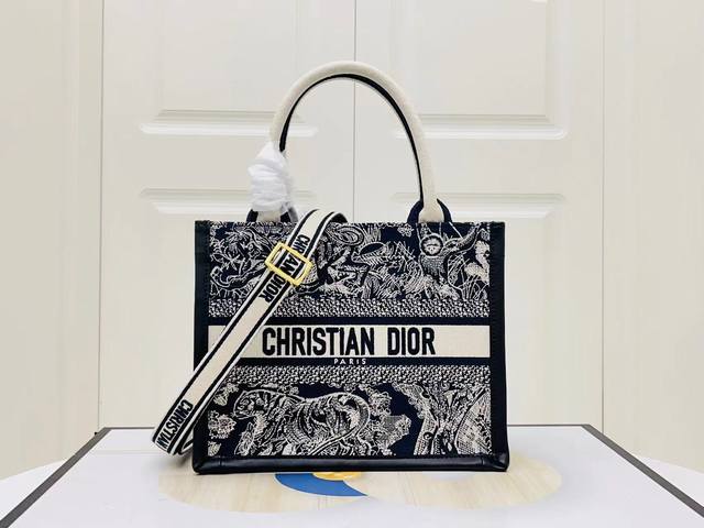 原单二零二四早春款 Dior Book Tote 托特包灵感来自创意总监玛丽亚嘉茜娅蔻丽 Maria Grazia Chiuri 是体现 Dior 审美的主打产