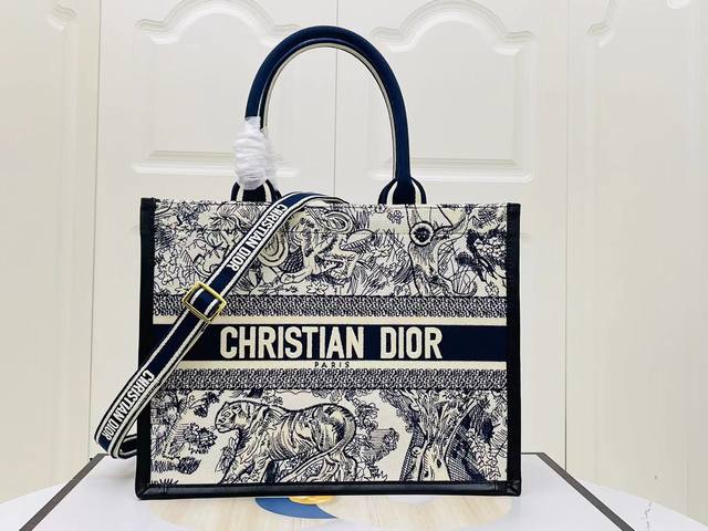 原单二零二四早春款 Dior Book Tote 托特包灵感来自创意总监玛丽亚嘉茜娅蔻丽 Maria Grazia Chiuri 是体现 Dior 审美的主打产