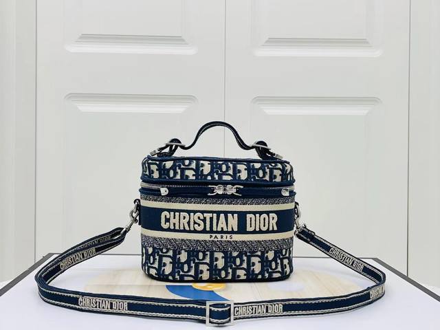 新款刺绣化妆包Diortravel 手袋彰显本季风采 搭配藤格纹缉面线 饰以 Christian Dior 标志 主隔层带有拉链开合 可收纳手机 钱包 Airp