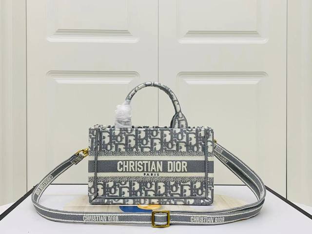 Dior Book Tote可斜挎 迷你托特包采用 Dior 创意总监 Maria Grazia Chiuri 的原创款式 是体现 Dior 审美的主打产品 这
