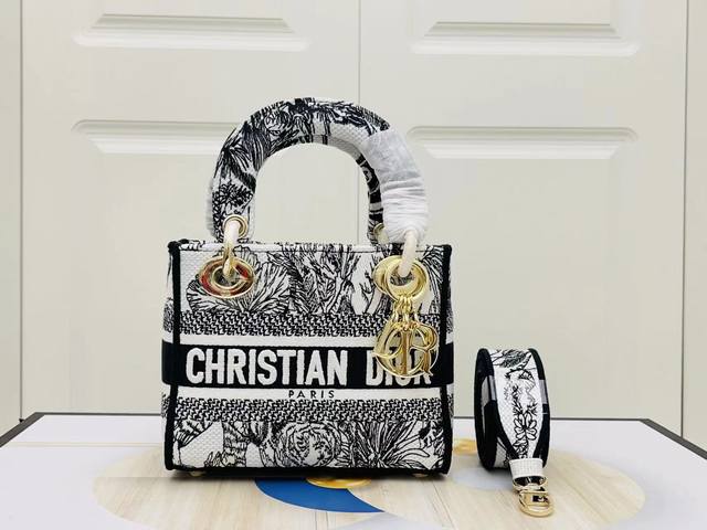 L刺绣戴妃包 Cs D 标志时尚而柔美 饰以标志性 D.I.O.R. 吊饰 为精美的轮廓增添一分灵动 搭配大号可拆卸双面刺绣肩带 可随心选择背挎方式 可拆卸双面 L刺绣戴妃包 Cs D 标志时尚而柔美 饰以标志性 D.I.O.R. 吊饰 为精美的轮廓增添一分灵动 搭配大号可拆卸双面刺绣肩带 可随心选择背挎方式 可拆卸双面