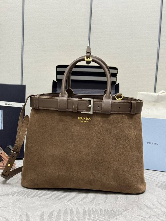 新款女包大号1Ba416绒面麂皮 这款手提女包采用进口内配进口绒皮 磨砂皮 内配进口羊皮 简洁线条与精致元素交织 诠释了优雅与功能兼备的设计美学 既体现了现代简