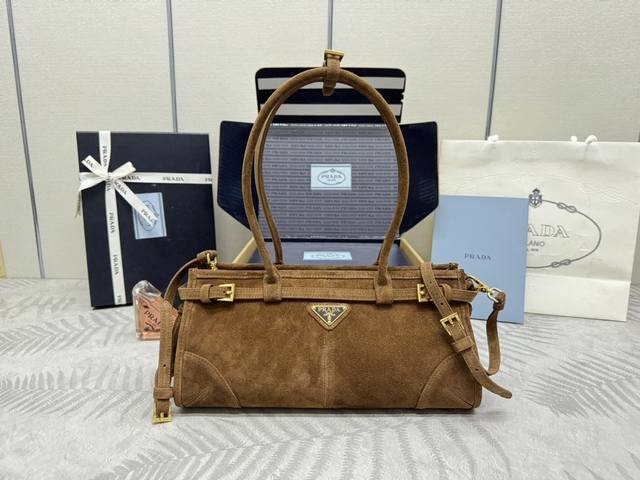 配专柜对版全套包装 独家订制 新款绒面麂皮小号Soft Lux1Ba426棕咖色到货 这款手提斜挎包采用进口磨砂皮 散发出古典气息 配有一条可拆卸调节的长肩带