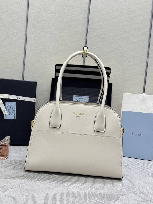 中号32Cm 新款托特包1Bg538到货啦这款托特包呈现挺括廓形 散发出现代气息与优雅魅力 容量充裕 搭配便捷的大开口 质感柔软的粒面皮革勾勒出时尚简约的线条 中号32Cm 新款托特包1Bg538到货啦这款托特包呈现挺括廓形 散发出现代气息与优雅魅力 容量充裕 搭配便捷的大开口 质感柔软的粒面皮革勾勒出时尚简约的线条