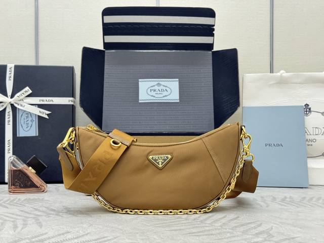 配专柜对版全套包装 独家定制 新款月牙包软木色1Bh222多功能斜挎包 这款Re-Nylon手袋采用再生尼龙面料制作 精致而百搭 融合档案库造型与实用的当代风格