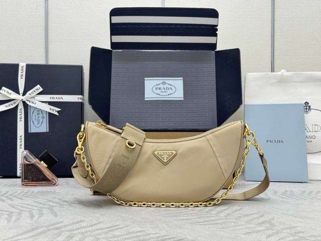 配专柜对版全套包装 独家定制 新款月牙包驼棕色1Bh222多功能斜挎包 这款Re-Nylon手袋采用再生尼龙面料制作 精致而百搭 融合档案库造型与实用的当代风格