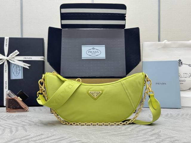 配专柜对版全套包装 独家定制 新款月牙包绿色1Bh222多功能斜挎包 这款Re-Nylon手袋采用再生尼龙面料制作 精致而百搭 融合档案库造型与实用的当代风格