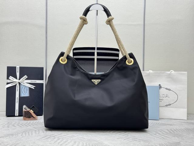 新款托特包1Bc244大购物袋黑色 这款再生尼龙包袋灵感源自海洋风格的经典元素 采用新颖精美搭配 彰显活泼个性风格 滑动编绳手提柄为这款多功能配饰勾勒Overs