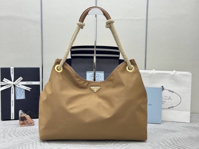 新款托特包1Bc244大购物袋软木 这款再生尼龙包袋灵感源自海洋风格的经典元素 采用新颖精美搭配 彰显活泼个性风格 滑动编绳手提柄为这款多功能配饰勾勒Overs 新款托特包1Bc244大购物袋软木 这款再生尼龙包袋灵感源自海洋风格的经典元素 采用新颖精美搭配 彰显活泼个性风格 滑动编绳手提柄为这款多功能配饰勾勒Overs