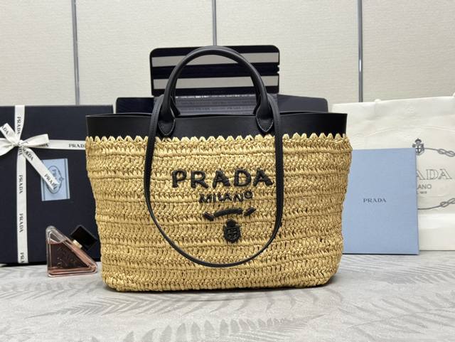 新款草编托特包1Bg499大号 梭织面料托特包 材质很软 这款现代而精致的迷你托特包结合钩编工艺和皮革细节 营造出夏日氛围 牛皮双提手 可用作手提包或单肩包 正