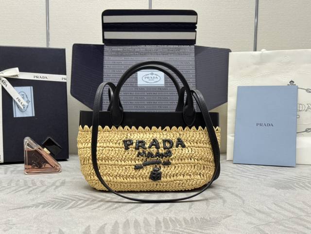 配专柜对版全套包装 独家定制 新款草编托特包1Bg501 小号梭织面料托特包 材质很软 这款现代而精致的迷你托特包结合钩编工艺和皮革细节 营造出夏日氛围 牛皮双 配专柜对版全套包装 独家定制 新款草编托特包1Bg501 小号梭织面料托特包 材质很软 这款现代而精致的迷你托特包结合钩编工艺和皮革细节 营造出夏日氛围 牛皮双