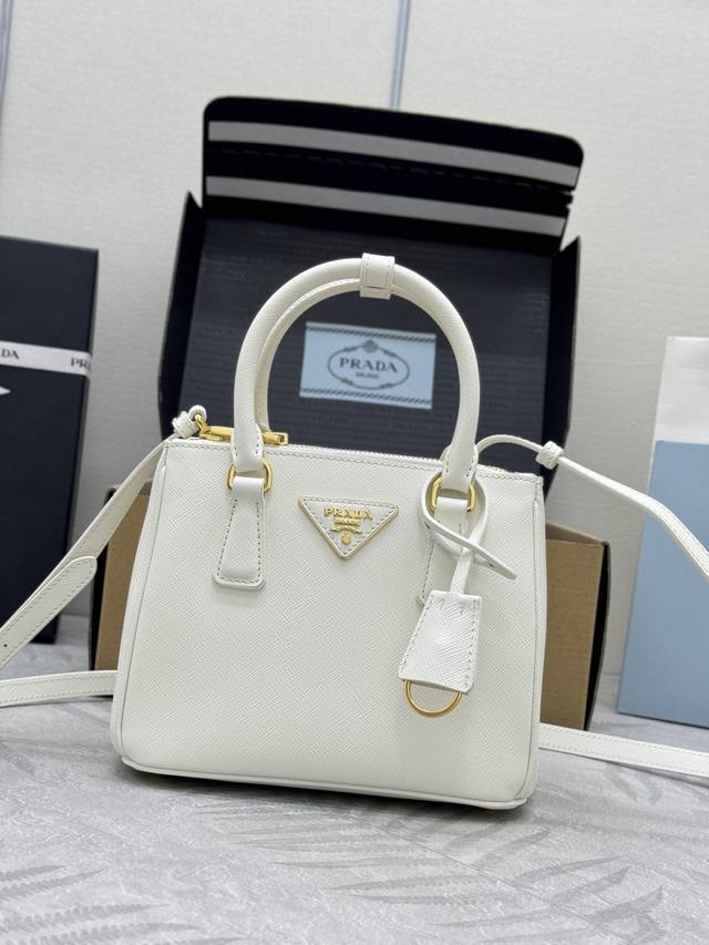 配全套对版专柜包装 独家定制 p家专柜新款Mini杀手包1Ba906 这款Galleria手袋采用标志性的Saffiano皮革制作 配有一条可拆卸肩带 顶级金色