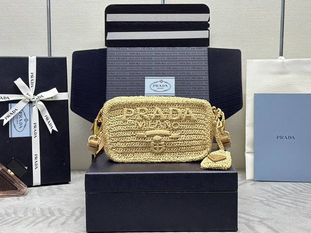 配专柜对版全套包装 独家订制 拉菲草草编相机包1Bh196 立体刺绣Logo 包身轻盈 牛皮肩带可调节 夏天里的一道光 整个包身采用顶级拉菲草纯手工制作 背面设 配专柜对版全套包装 独家订制 拉菲草草编相机包1Bh196 立体刺绣Logo 包身轻盈 牛皮肩带可调节 夏天里的一道光 整个包身采用顶级拉菲草纯手工制作 背面设