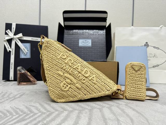 配专柜对版全套包装 独家订制 草编三角包1Bh190金扣 这款纯手工编织三角包设计太棒了立体手工编织字体 复杂手工显得格外大气 时尚 容量空间大 上身效果非常棒