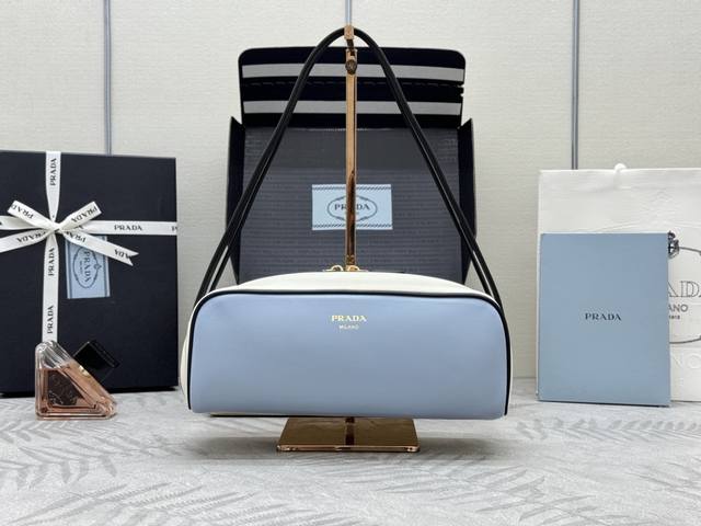 配专柜对版全套包装 独家定制 2025新款保龄球1Bc249 这款保龄球包袋巧妙融合了经典与现代元素 采用进口牛皮和内配进口羊皮 袋口撞色包边设计 显得格外时尚 配专柜对版全套包装 独家定制 2025新款保龄球1Bc249 这款保龄球包袋巧妙融合了经典与现代元素 采用进口牛皮和内配进口羊皮 袋口撞色包边设计 显得格外时尚