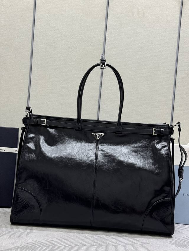 新款 50Cm 男士 Lux Soft油腊皮黑色银扣2Vg128到货 非常大大大的大包 这款手提斜挎包采用进口油腊皮 油亮的色泽散发出古典气息 配有一条可拆卸调