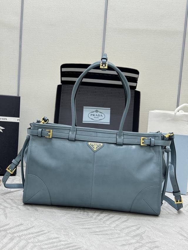 Soft Lux油腊皮空军蓝1Ba433大号 这款手提斜挎包采用进口油腊皮 油亮的色泽散发出古典气息 配有一条可拆卸调节的长肩带 方便不同场合搭配 容量空间非常