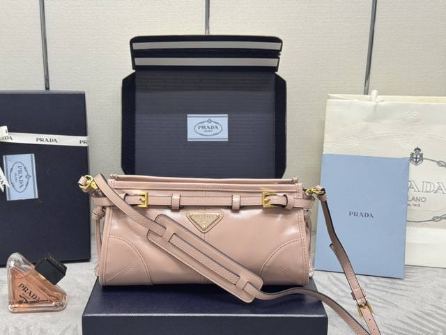 配全套对版专柜包装 独家订制 新色到货Lux Soft油腊皮1Bh215斜跨包粉色 这款斜挎包采用进口油腊皮 油亮的色泽散发出古典气息 配有一条可拆卸调节的长肩