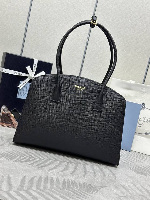 新款托特包1Bg520新品 这款托特包呈现挺括廓形 散发出现代气息与优雅魅力 容量充裕 搭配便捷的大开口 粗十字纹皮革勾勒出时尚简约的线条 这款实用的配饰融合了