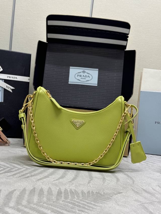 配专柜对版全套包装 独家定制 新升级版Hobo1Bc204十字纹 肩带可拆卸 这款百搭手袋采用简洁线条和经典细节设计 搭配可拆卸链条和调节长肩带 又可肩带 手提