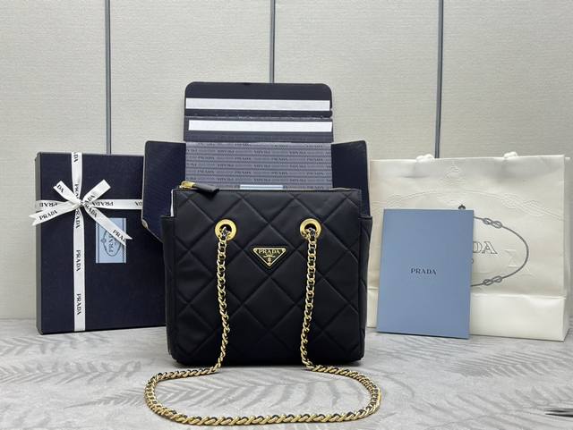 专柜对版全套包装 独家订制 中古拉链款流浪包小号1Bg468 这款Vintage中古链条菱格流浪包设计太棒了 纯手工尼龙菱格设计 可单肩+斜跨+流浪背法 进口黑