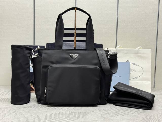 经典款妈咪包1Bg102购物袋 这款妈咪包采用进口尼龙布料 设计实用性非常强大又可当购袋 妈咪袋 一举两得 出门装备感十足 配有坐垫和杯套 功能性太棒了 赶紧入