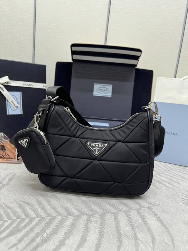 配专柜对版全套包装 独家定制 经典款三合一1Bc151这款三合一女包采用进口尼龙布料 顶级五金 纯手工菱形拼接图案设计 显得格外独特大气 单肩背和斜跨多种背法最