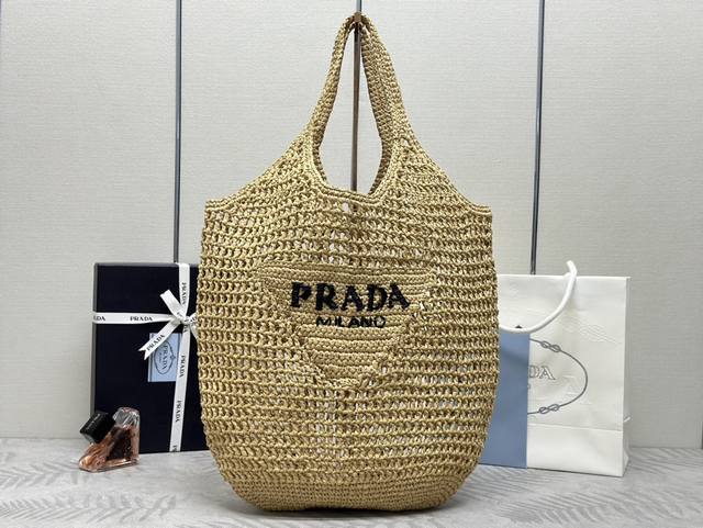 新款酒椰纤维大号托特包1Bg424这款托特包采用酒椰纤维打造 呈现柔和的解构式廓形 洋溢夏日风情的酒椰纤维源于自然 触感轻盈 包身以新颖现代的方式重释沙滩包概念 新款酒椰纤维大号托特包1Bg424这款托特包采用酒椰纤维打造 呈现柔和的解构式廓形 洋溢夏日风情的酒椰纤维源于自然 触感轻盈 包身以新颖现代的方式重释沙滩包概念