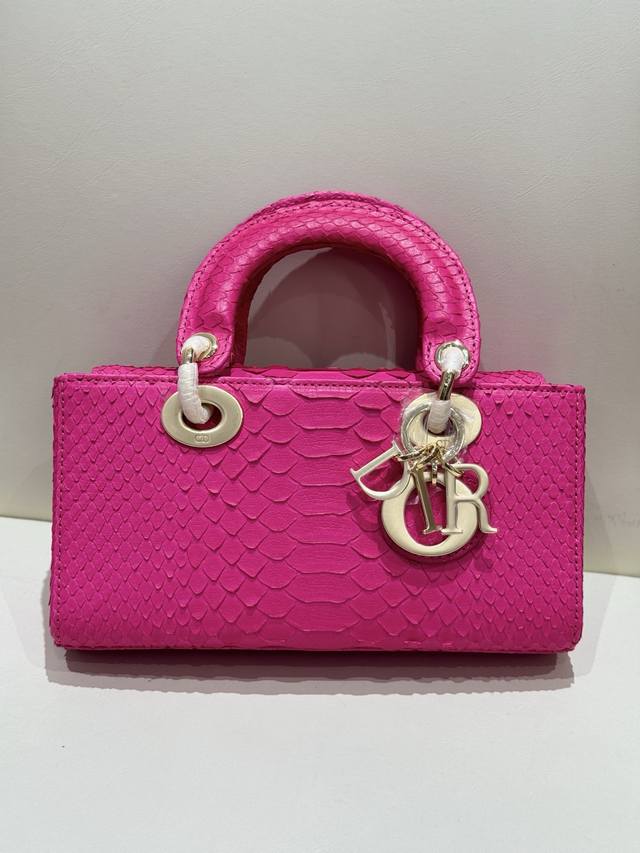 lady Dior 22Cm进口蟒蛇皮 搭配金色五金 搭配一条可拆卸的链条肩带和一条可调节 可手提或斜挎 是日常造型的理想之选 尺寸22Cmx13Cmx4Cm