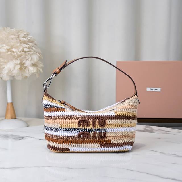 Ne841 彩虹编织饭盒包 超重工纯手工制作 采用多种材质编织手工钩织 非市面单一材质版本 正面标志性 Miu刺绣 棉布内里 超轻 容量大 怎么搭都好看 一年四