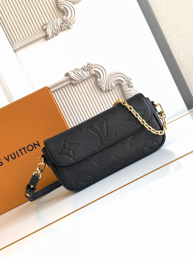 特级 动态芯片 本款 手袋为 粒面皮革压印大号 图案 以贴身构型轻松驾驭昼夜场合 磁扣翻盖开启充裕空间 轻松收纳日常所需 宛如珠宝的链条和可调节皮革肩带均可拆卸