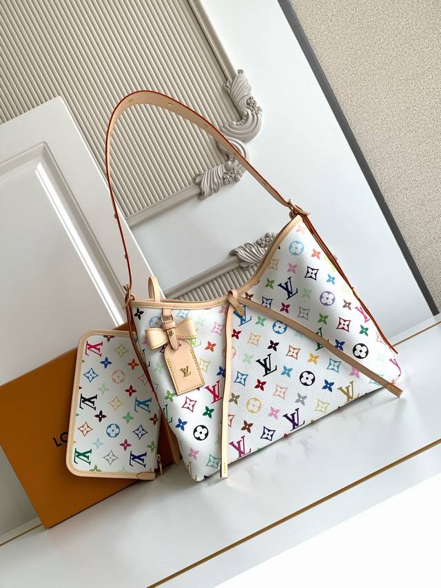 特级 动态芯片 本款 小号手袋出自路易威登 村上隆再版系列 为 涂层帆布巧妙融入日本艺术家的明丽色调 牛皮革饰边勾勒贴身构型 名牌点缀雅致蝴蝶结细节 型号 M1 特级 动态芯片 本款 小号手袋出自路易威登 村上隆再版系列 为 涂层帆布巧妙融入日本艺术家的明丽色调 牛皮革饰边勾勒贴身构型 名牌点缀雅致蝴蝶结细节 型号 M1