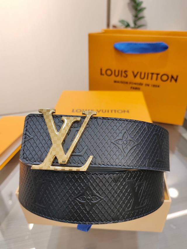 Lv特色设计元素的pyramide 腰带 时尚新潮 尽显品牌个性 小牛皮材质 饰有路易威登标志性的Monogram压纹 pyramide搭扣的暗色五金饰面呈现独