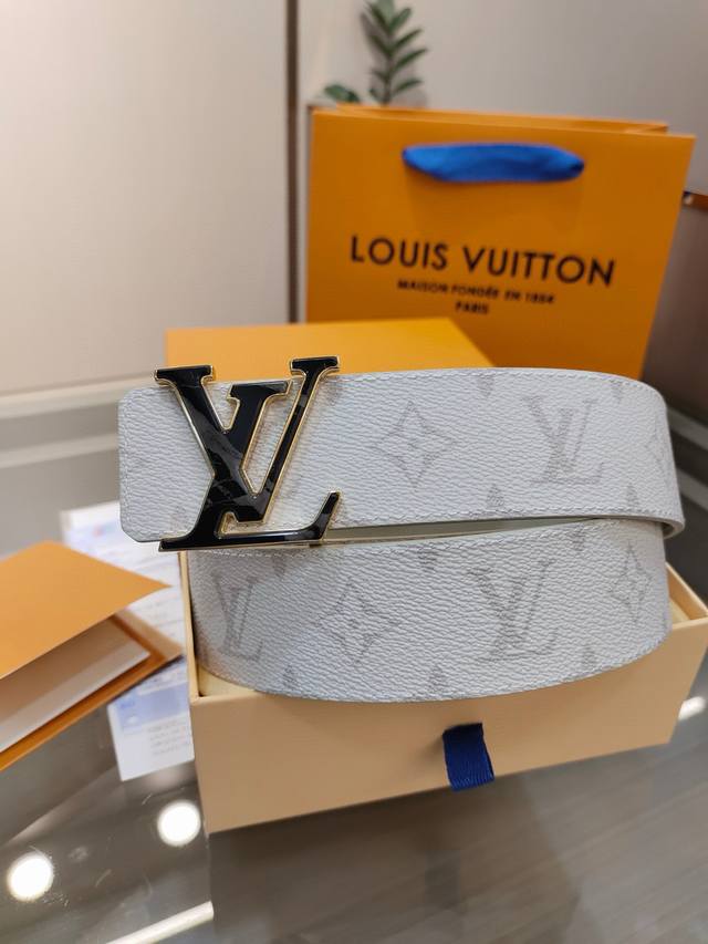 Lv男士专柜品质腰帶 寬度40毫米 可翻转皮带在Monogram Canvas一侧和皮革背面采用柔和的浅灰色十字纹 配置精钢字母搭扣 扣头可随意搭配 皮质柔软