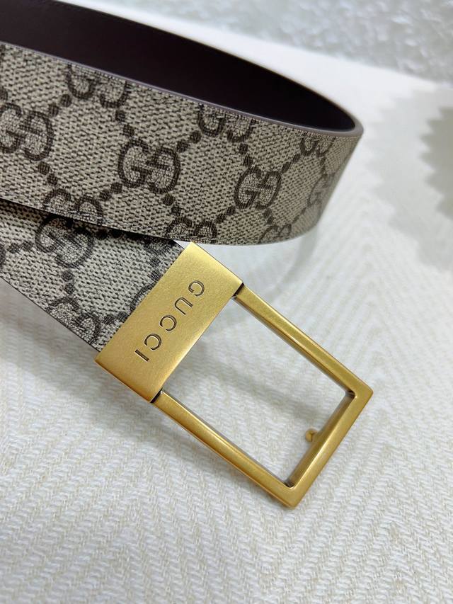 古奇对版精品 经典元素 采用原厂Supreme帆布制作 饰有Gg字母交织图案 以Gucci刻花呈现长方形搭扣开合设计 饰Gucci刻花长方形搭扣 宽度3.5Cm