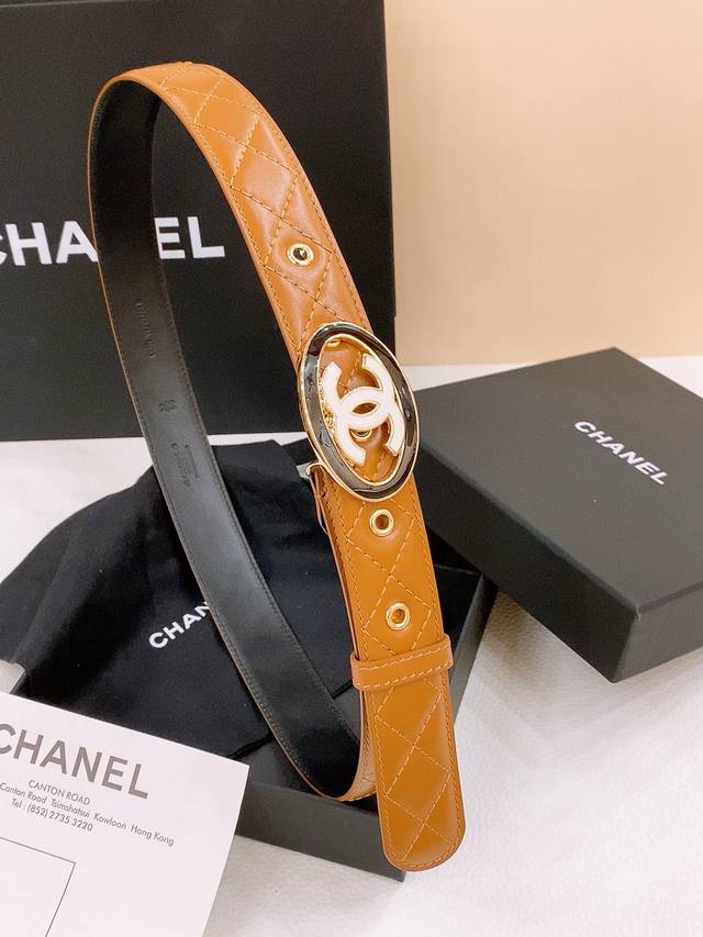 小香家Cc Logo菱格女士腰带 圆形金属双C字母标志 原单高端版本 采用菱格羊皮 羊皮质感超柔软五金扣头做工非常好 显示腰型 巨百搭 搭配裙子 风衣 牛仔裤都