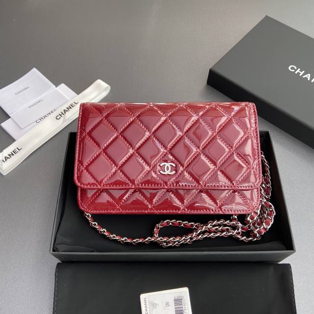 原厂皮690 小香进口意大利小牛皮 货号:A 尺寸:W20 H13 D3.5Cm 颜色:酒紅光皮銀色鋼唛