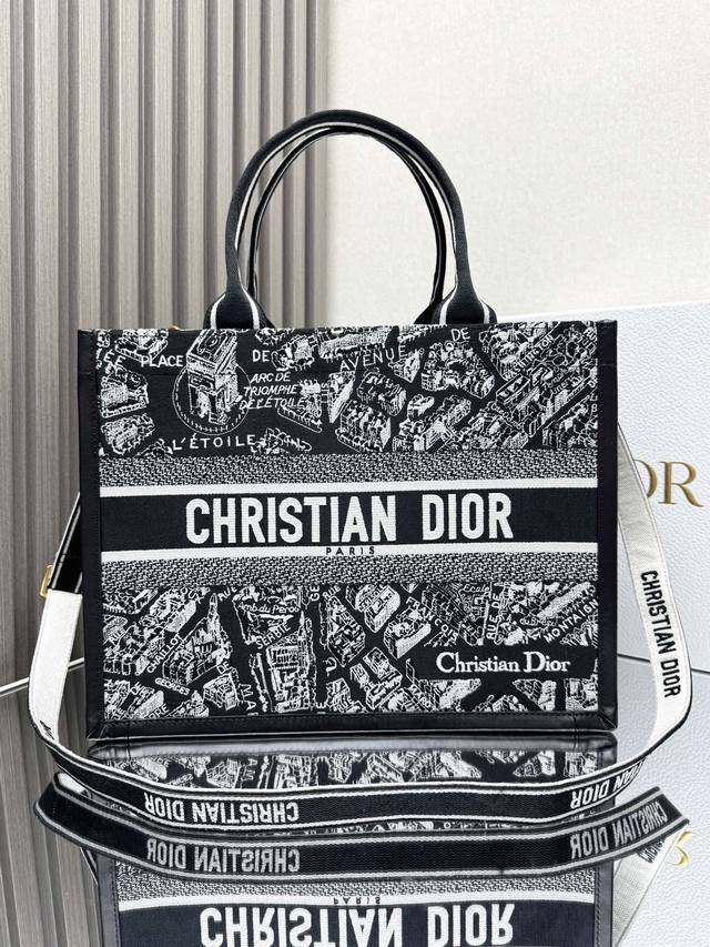 正品级 高版本 巴黎黑皮配肩带 中号 dior Book Tote 购物袋 这款Book Tote手袋灵感来自女装创意总监玛丽亚 嘉茜娅 蔻丽 Maria Gr 正品级 高版本 巴黎黑皮配肩带 中号 dior Book Tote 购物袋 这款Book Tote手袋灵感来自女装创意总监玛丽亚 嘉茜娅 蔻丽 Maria Gr