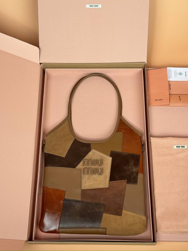 原厂皮 配图片包装 特级五金原厂皮 Ivy牛皮革和羊皮革拼贴手提包 单肩包 拼棕色 这款Ivy手袋呈现轻微的重古风格 同时通过贴饰彰显现代个性 字母徽标彰显品牌