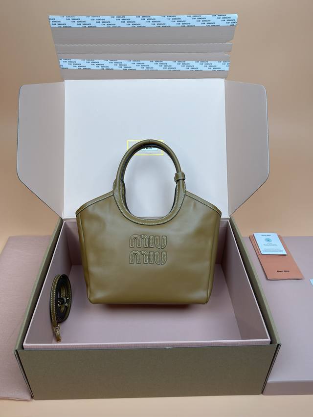 原厂皮 配图片包装 特级五金原厂皮 Ivy牛皮革托特手提包 单肩包 棕色 小号 这款Ivy皮革手提包洋溢着独特你都市风格与夏日风情 彰显出其独特的设计特色 字母