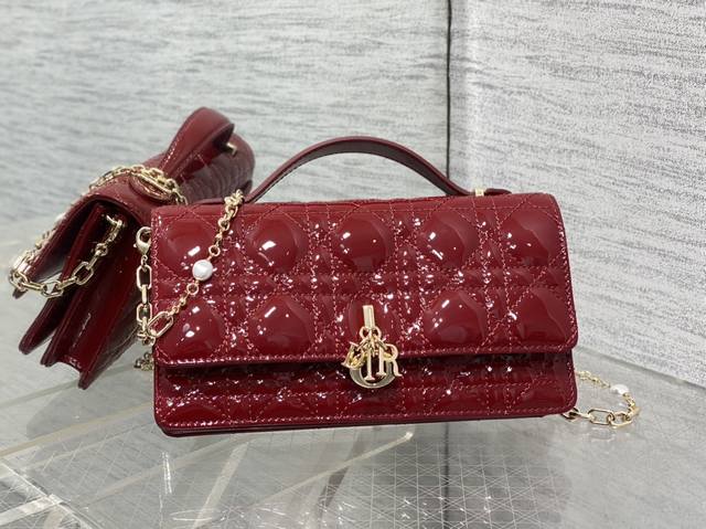 正品级 高版本 樱桃红漆皮现货 砖柜最新珍珠链条手拿包标志性的藤纹格 经典的字母吊饰