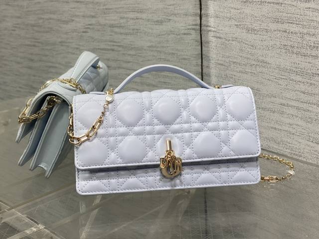 正品级 高版本 冰川蓝现货 砖柜最新珍珠链条手拿包标志性的藤纹格 经典的字母吊饰