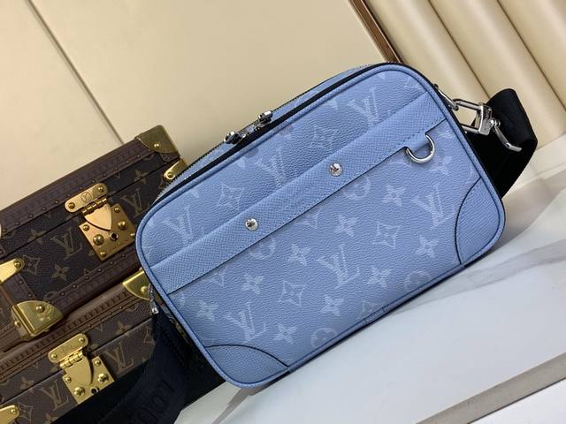 顶级原厂 独家实拍 Alpha 邮差包 M14073 浅蓝色 本款 Alpha 邮差包为 Taga 牛皮革和 Monogram 涂层帆布渲染明亮色调 以精巧设计